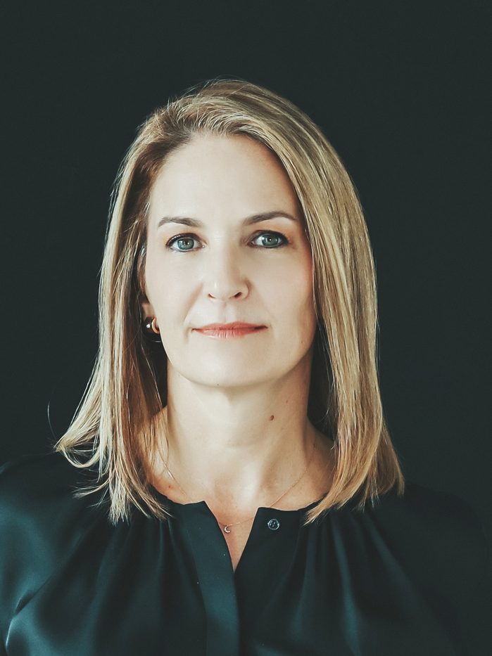 Retrato de Dyalá Jiménez con blusa negro.