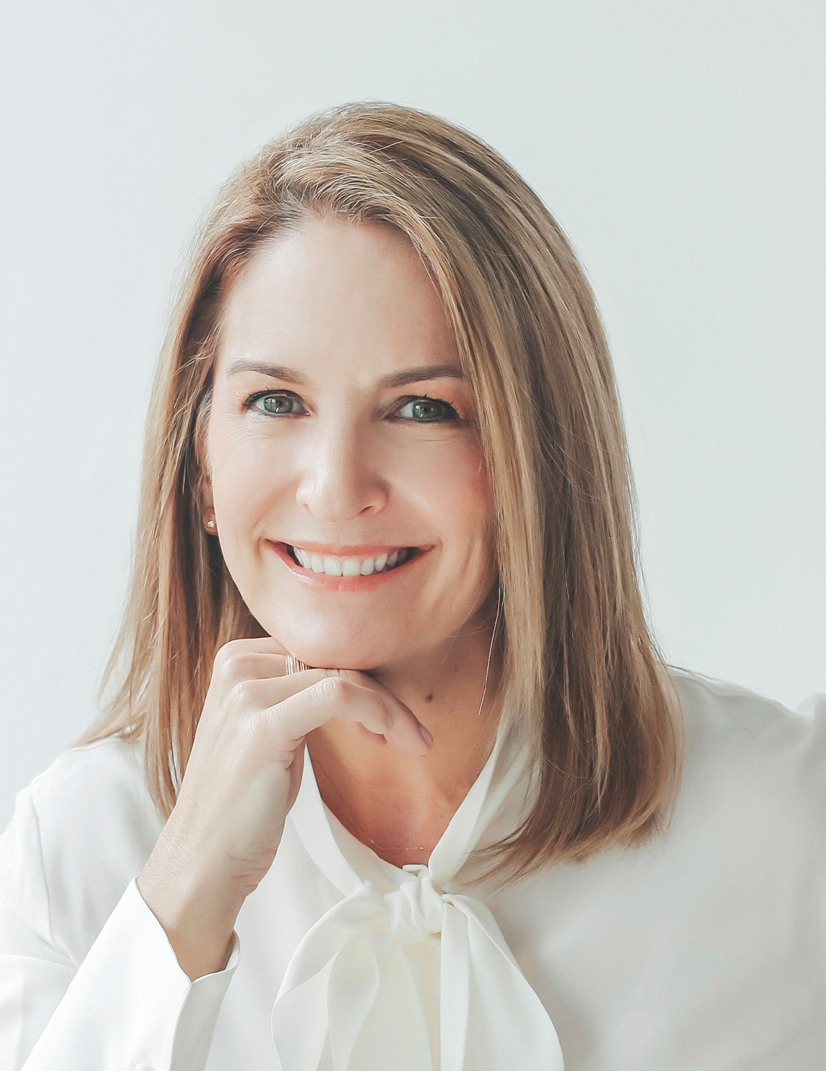 Retrato de Dyalá Jiménez con camisa blanca.